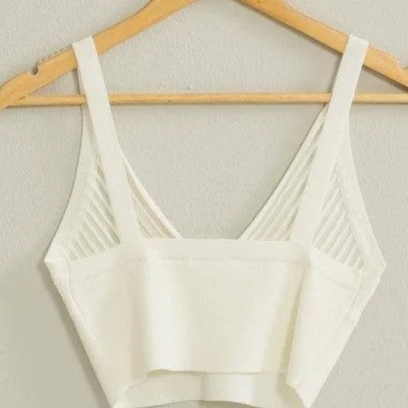 Double Zero size large ivory crop v tank in excellent like-new condition - Picture 3 of 8